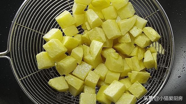 土豆|土豆和胡萝卜还能一起这么做,加上鸡胸肉和洋葱,味美好吃特解馋