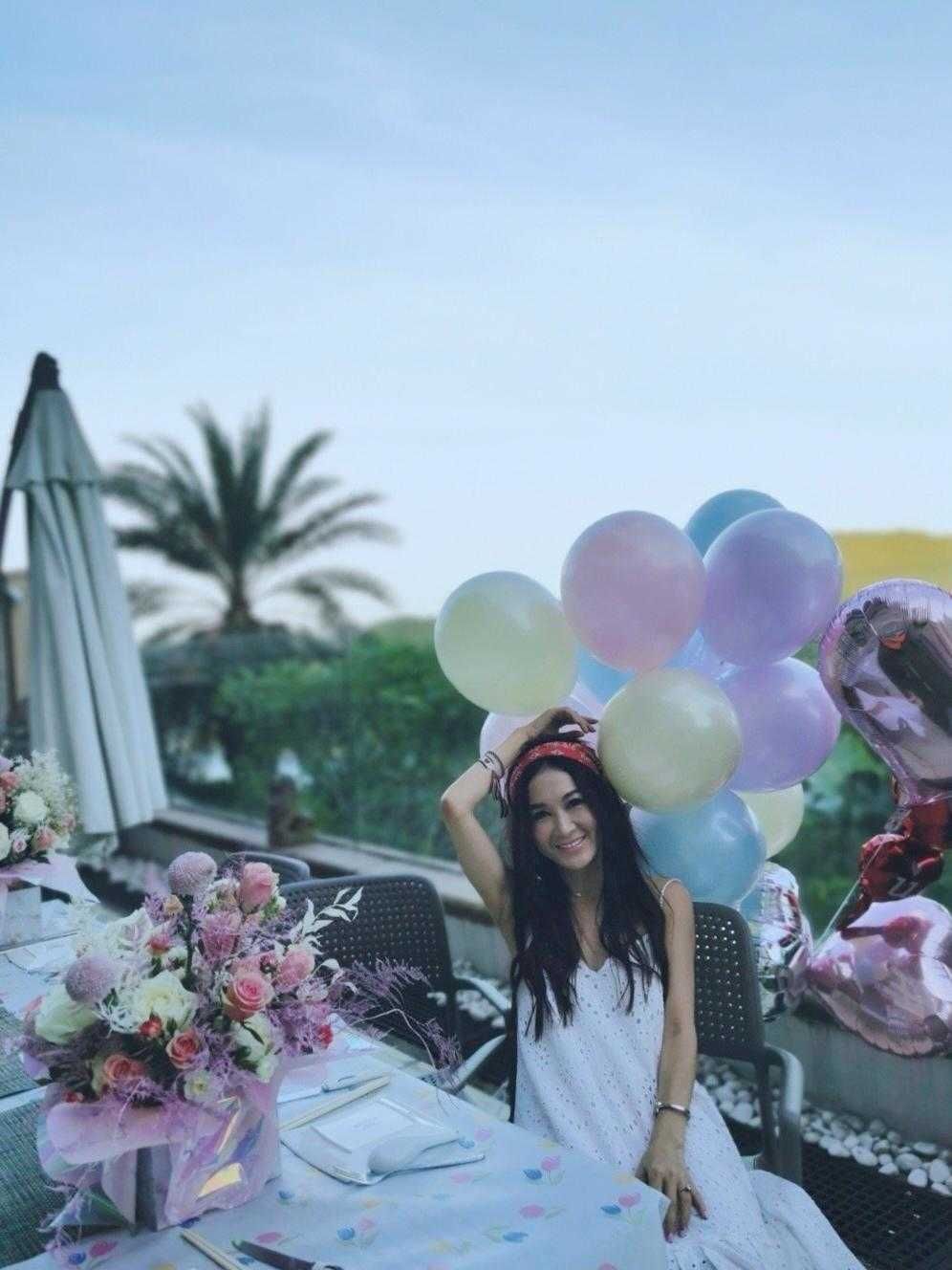  庆生|温碧霞一家三口庆生，穿上最爱的吊带裙配头巾，这打扮哪像54岁