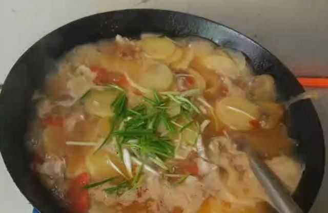 不剩|土豆这样煮味道鲜美,每次吃都不剩,这么一大锅都不够三个人吃