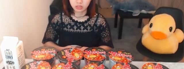  浪费|脑干出血去世、体重280斤……这种“真香”背后的真相，是伤人伤己