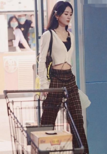 故意|赵丽颖把包"打码",以为故意引争议,看清图案:才懂欠她一句谢谢