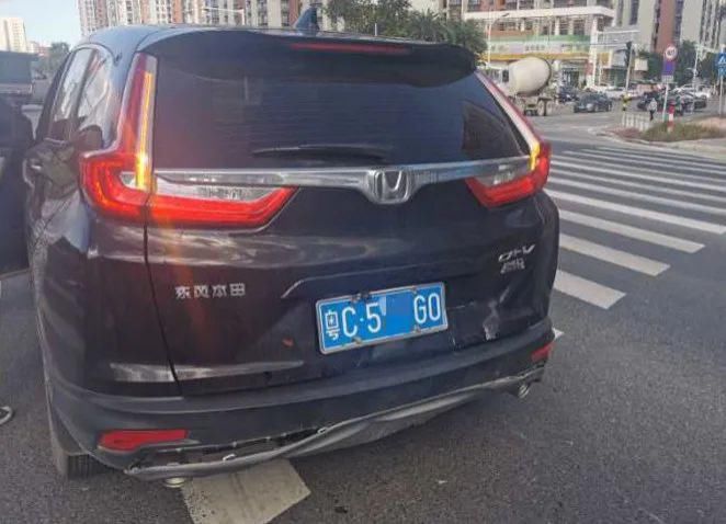  警察|斗门男子买小车不敢开出门！半夜却开出去找警察投案...