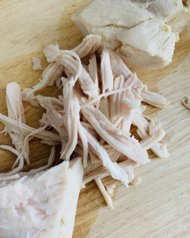  鸡胸肉|家常凉拌鸡丝的做法，这样做香辣开胃又解馋，方法超简单