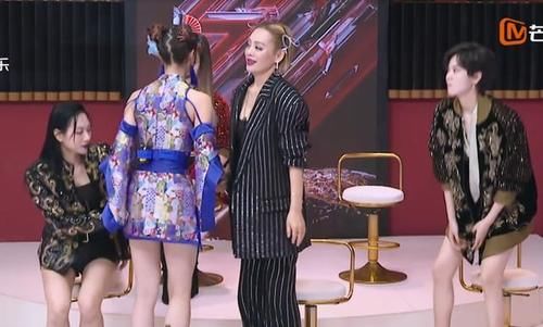  队长|郑希怡受伤，吴昕戏腔表演侧手翻，队长张雨绮情绪失控跑下台