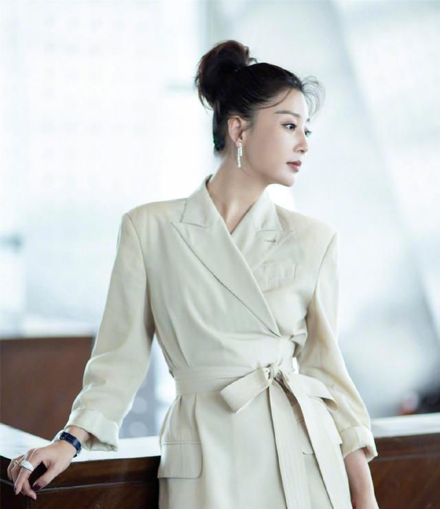 比美|白玉兰奖大争夺！海清马伊琍孙俪红毯比美，闫妮陶虹竟成全场最佳