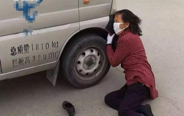  记录仪|最“执着”碰瓷大妈，一路追着汽车走，把行车记录仪当空气？