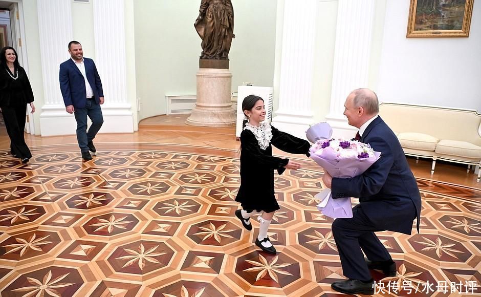 俄8岁女孩见普京，为家乡拿到50亿卢布基建资金