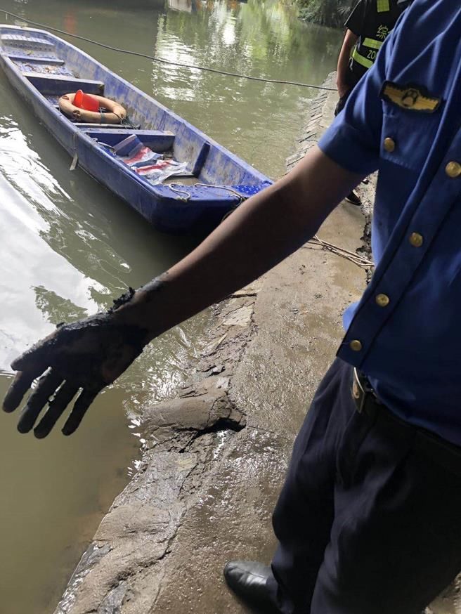  王强|庐阳城管南淝河救下轻生男子