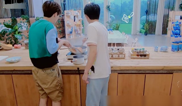  下意识|谭松韵冒雨重返节目组，谁注意张新成下意识反应？怕是偶像剧情