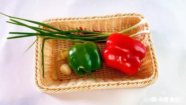 辣椒|炒鱿鱼如何做的脆爽开胃？注意焯水切花刀爆炒这三点，全家都爱吃