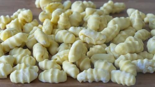  劲道|面条别再手擀了，用4根筷子做面，不用擀不用抻，劲道弹牙超过瘾