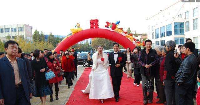 媒人|农村俗语“新娘进了房，把媒人扔过墙”，什么意思？有道理吗？