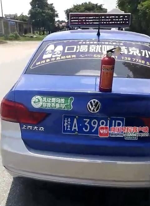  黄之赵|路遇大货车冒浓烟窜火苗，南宁的哥这样做