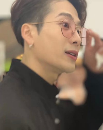  看起来|路人镜头下男星：鹿晗颜值逆生长，杨洋变身小奶狗，他几乎没变？