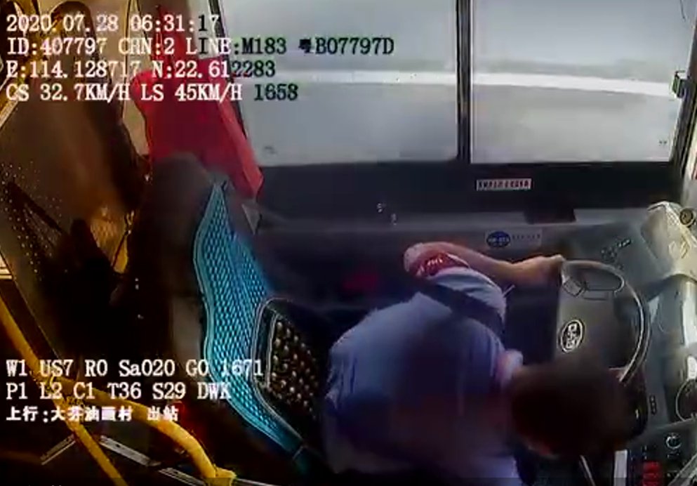  司机|深圳一公交车撞死一名行人，事发时司机俯身捡水杯分心驾驶
