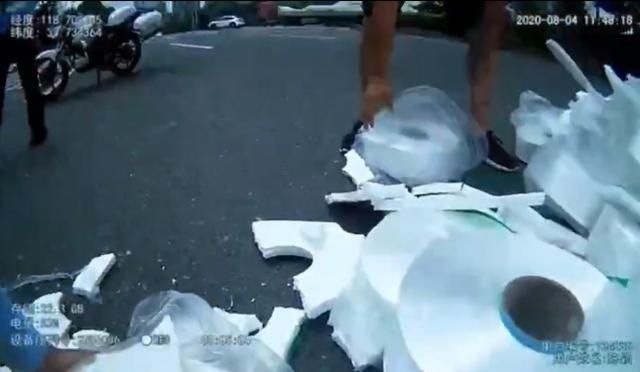  货物|视频｜大货车一个大转弯，货物坠落占了两个车道