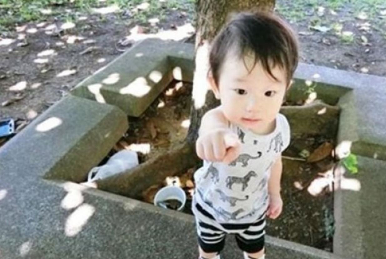 邻桌|熊孩子朝邻桌火锅“吐口水”,宝妈护短被怼,路人:干得漂亮