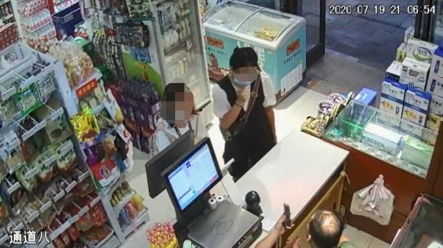  小奔|13岁女孩好心帮忙却被骗，一波操作之后骗子落网！