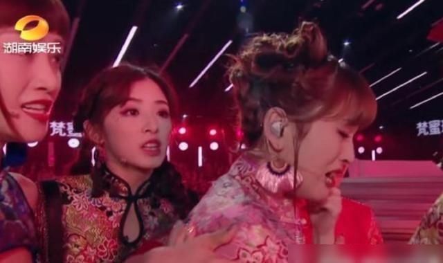  扇子|《乘风破浪》金莎淘汰原因曝光，三公扇子掉地上，出现巨大失误