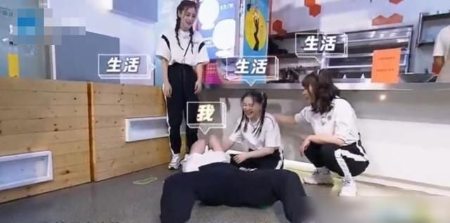  老人|两个《奔跑吧》年轻人“残忍欺负”一个老人