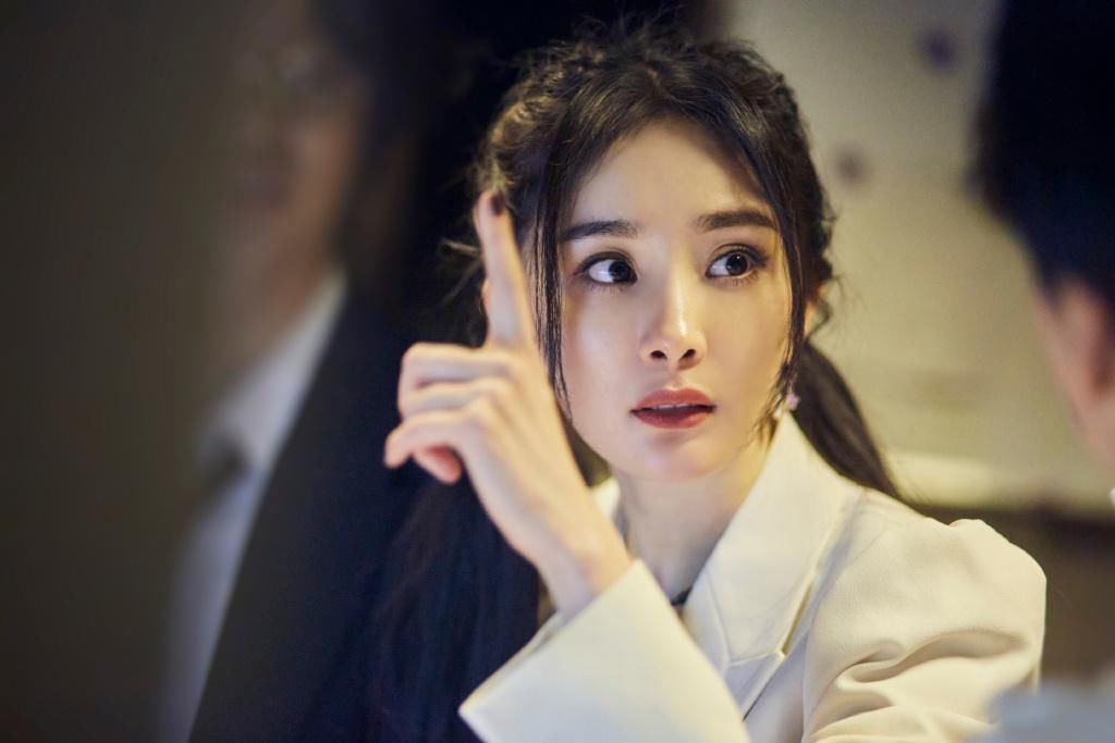  睫毛|密逃2变鬼屋狂吓嘉宾？杨幂录节目被吓飞睫毛