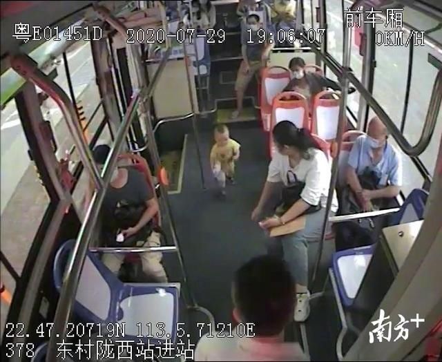  司机|暖心！3岁幼童走失，顺德公交司机乘客停车照顾