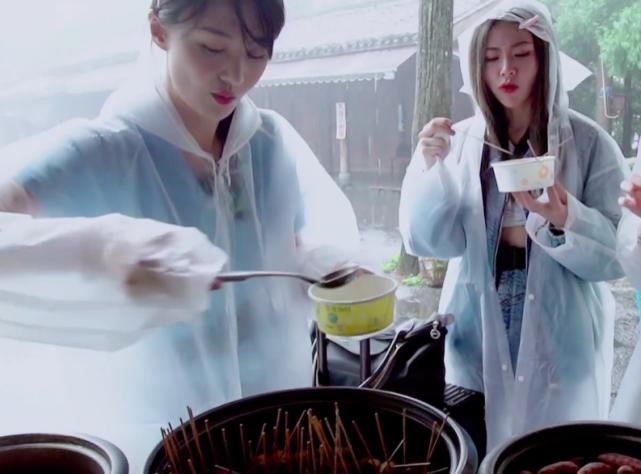  差距|许佳琪郑爽谢可寅吃路边摊，看到雨衣穿法，女团成员与演员的差距
