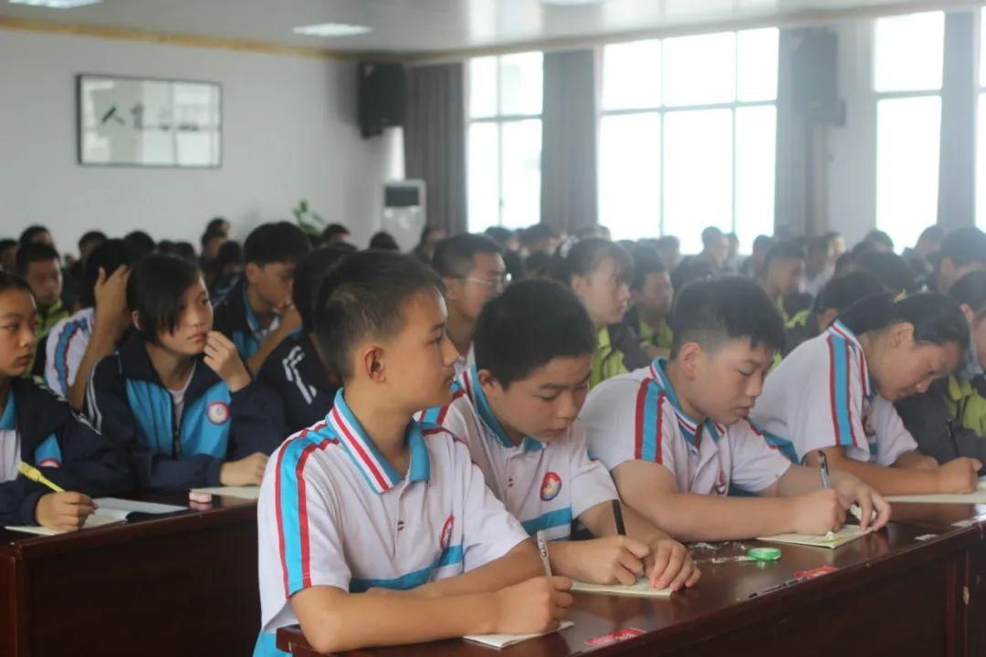 守法|【开学第一课】让尊法、守法成为每一位同学的文明新风尚。