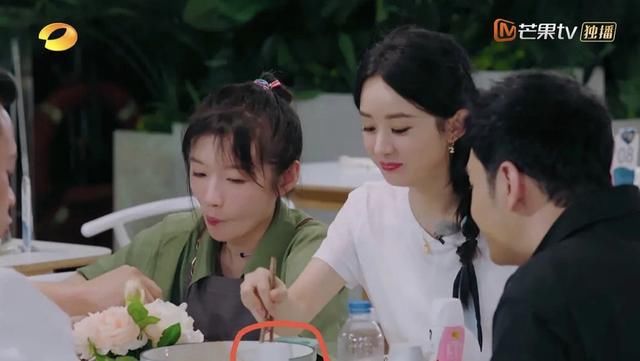 中餐厅|中餐厅赵丽颖吃饭在菜里乱翻，被说没礼貌，粉丝：看看菜里是什么