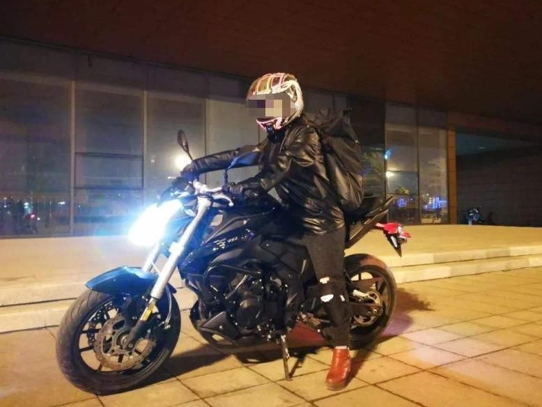  指责|女子骑摩托车违章，仗着有百万粉丝指责交警，还进行直播