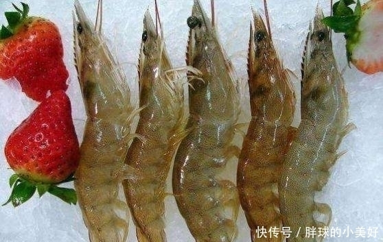 虾肉里面|白水煮虾时,用冷水还是热水,很多人做错了,难怪腥味重