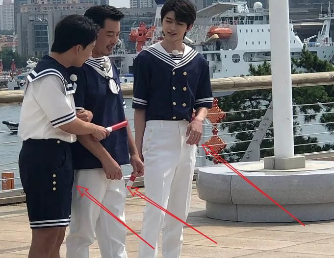  生图|《跑男》现场路透照，杨颖少女感满满，再一次被蔡徐坤迷住