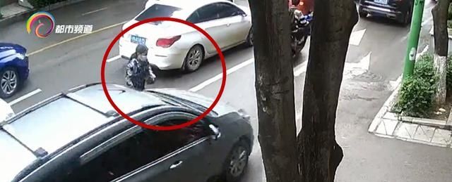  人行横道|行人不走斑马线横穿马路被撞，交警：负主要责任