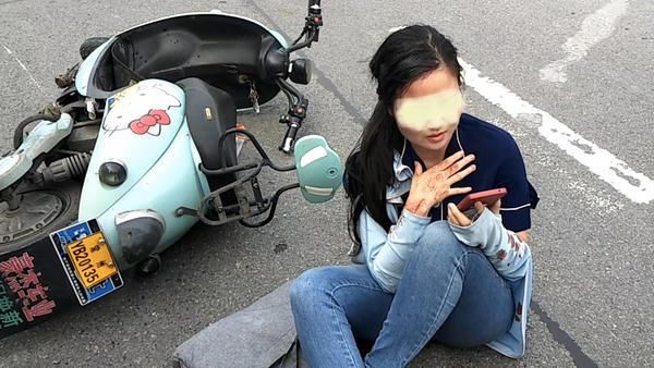  当场|骑电动车女子被轿车撞飞，当场摔“断片”