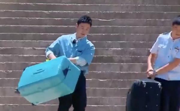  季节目|黄晓明录节目流汗脱妆，失去美颜修饰后，网友：大衣哥既视感！