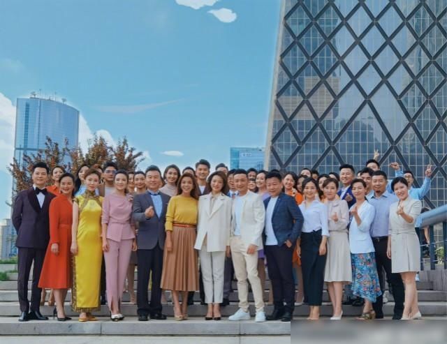 全员|央视金牌主持们在“大裤衩”下合影，董卿稳居C位，全员长腿！