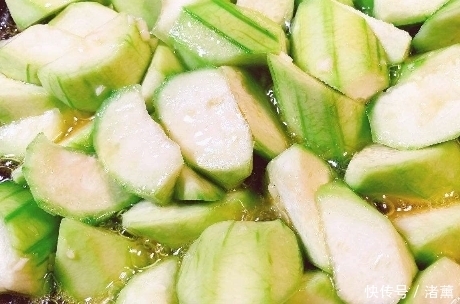 厨师|炒丝瓜时，不要直接就下锅炒，厨师教我1招技巧，丝瓜翠绿不发黑
