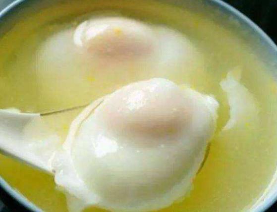  下锅|水煮荷包蛋，直接下锅是错的，学会这个技巧之后，鸡蛋圆嫩不散花