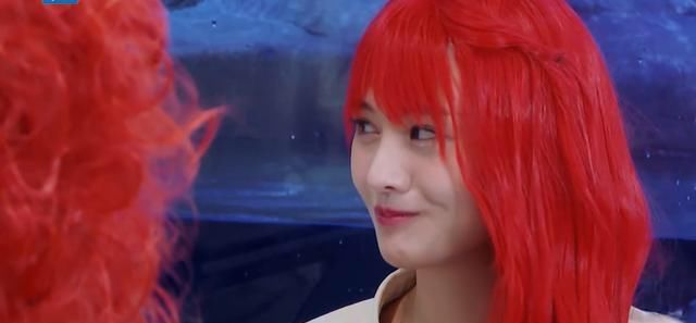  偷懒|录节目偷懒玩手机，喝口水都要做假，难怪贾玲杨迪瞧不上郑爽