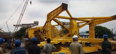  大型|印度某造船厂一大型起重机垮塌 致10人死亡