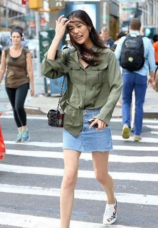 行走|刘雯太会穿,军绿色上衣配牛仔短裙让人惊艳,真是行走的穿衣模板