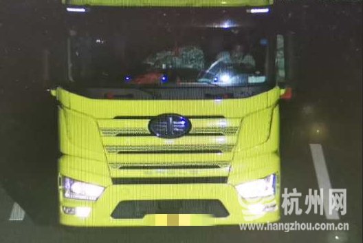 疲劳|司机深度疲劳，竟在高速闭眼开车，被查后他却说……