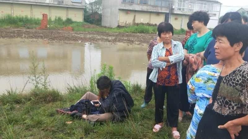 电瓶车|救命!阜南一女子骑电瓶车坠入水中...
