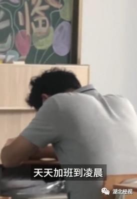 孩子|爸爸参加家长会被老师问哭,情绪崩溃