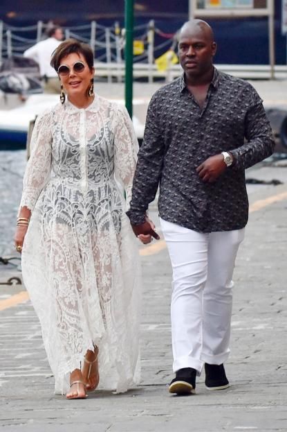  风衣|卡戴珊86岁奶奶太优雅！穿奶白色风衣笑靥如花，与64岁女儿似姐妹