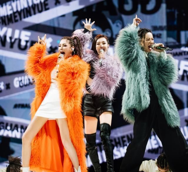  虚高|乘风破浪二公排名，张雨绮团第一被指虚高，阿朵淘汰引网友不满