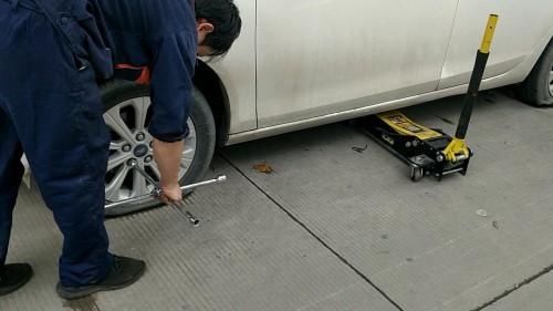 停车|谁这么缺德？一夜之间，咸阳宝泉路40余辆车车胎被扎