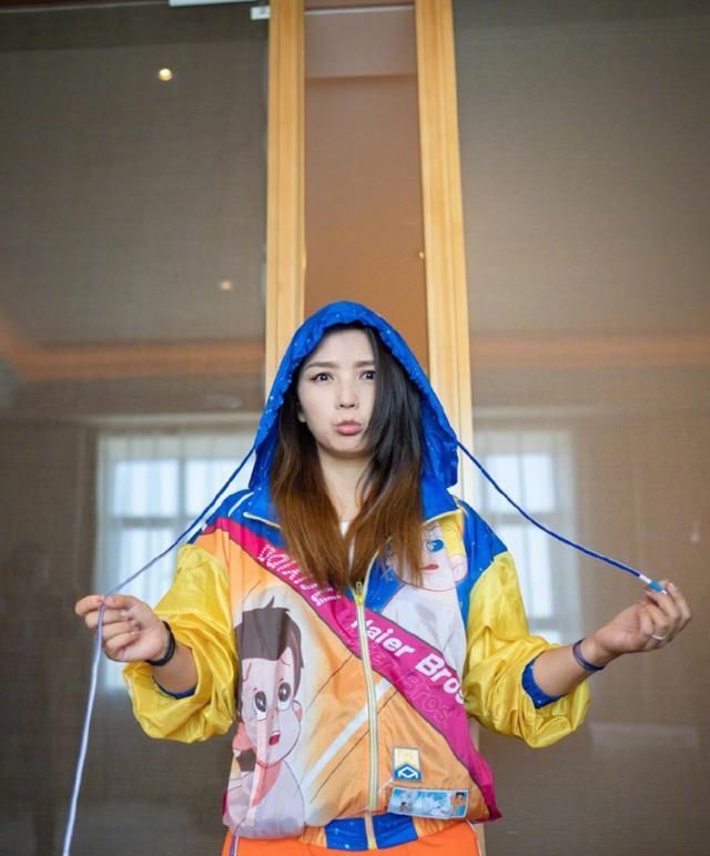 样就能让|何洁现在过的真自由,穿“儿童衫”出门太随便,身材也发福不少