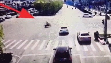  电动|电动自行车闯红灯，全责！