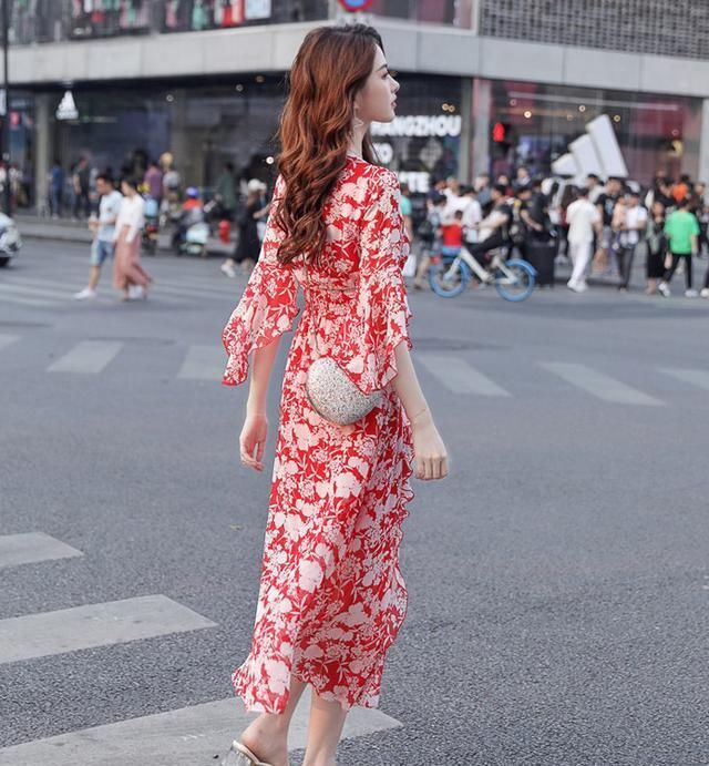  适合|好看的连衣裙很多, 青春减龄的并不多, 这款气质小清新长裙适合你